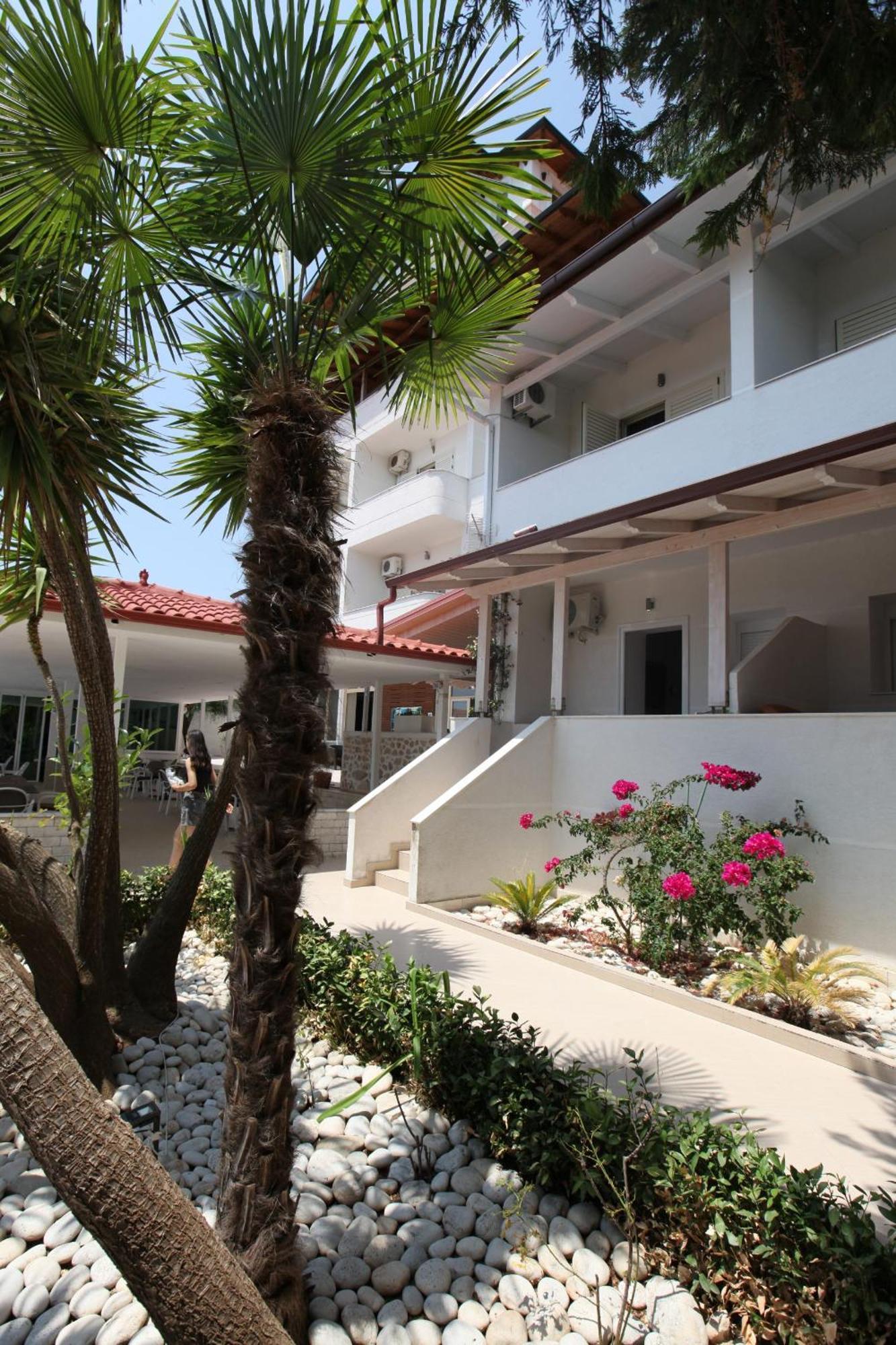 Hotel Relax Dhërmi Exterior foto